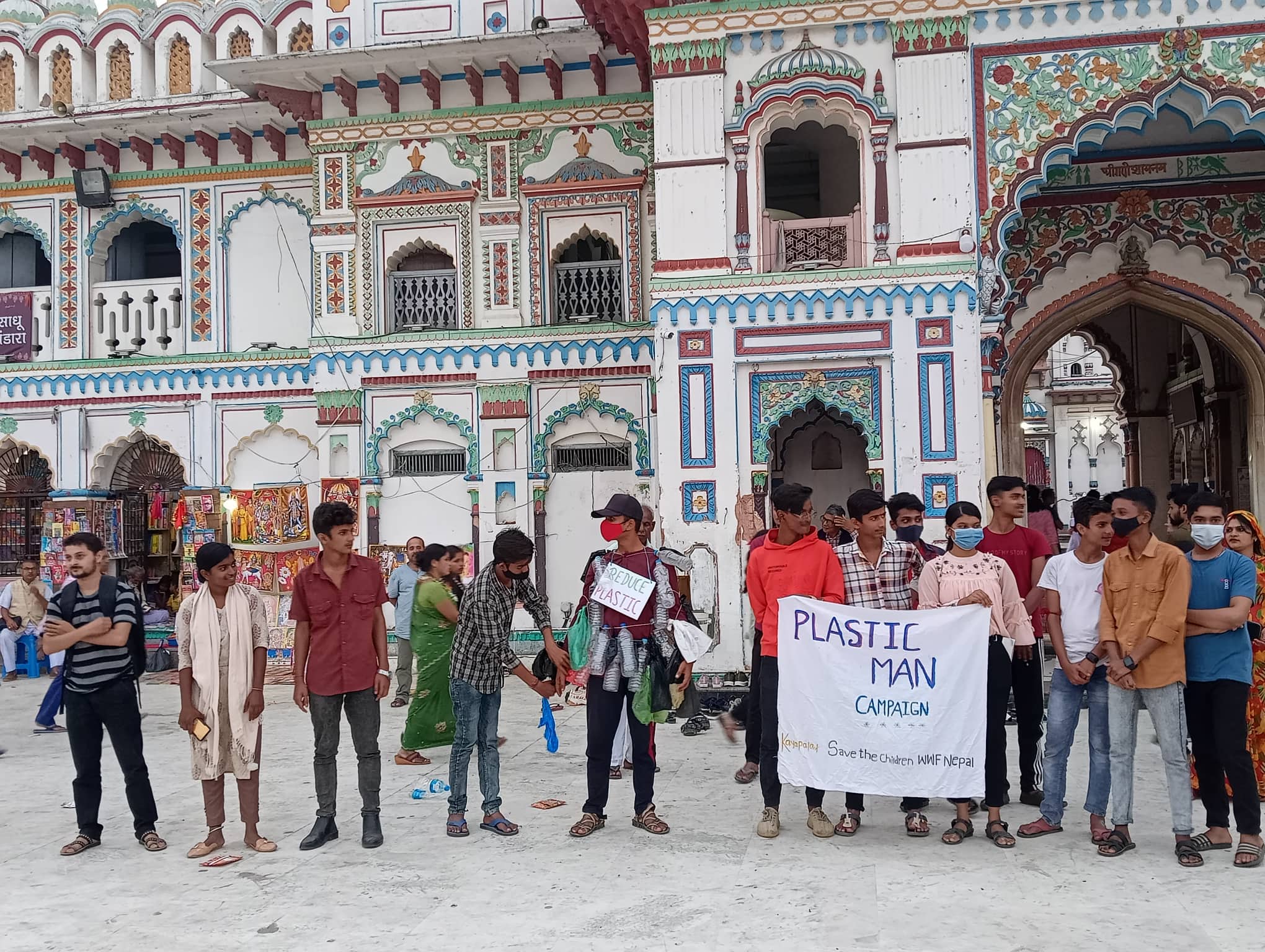 कायापलटद्वारा 'प्लास्टिक म्यान क्याम्पेन' सडक प्रदर्शन