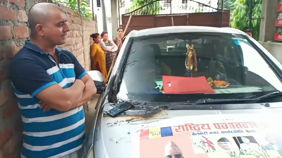 मध्यराति बेलबारीमा मेयर उम्मेदवारकाे घरैमा पसेर गाडीमा आगजनी