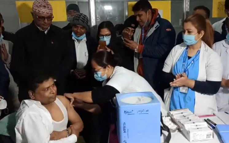 प्रदेश १ मा कोसी अस्पतालका सुपरिटेन्डेन्ट दासले लगाए कोरोनाविरुद्धको पहिलो खोप