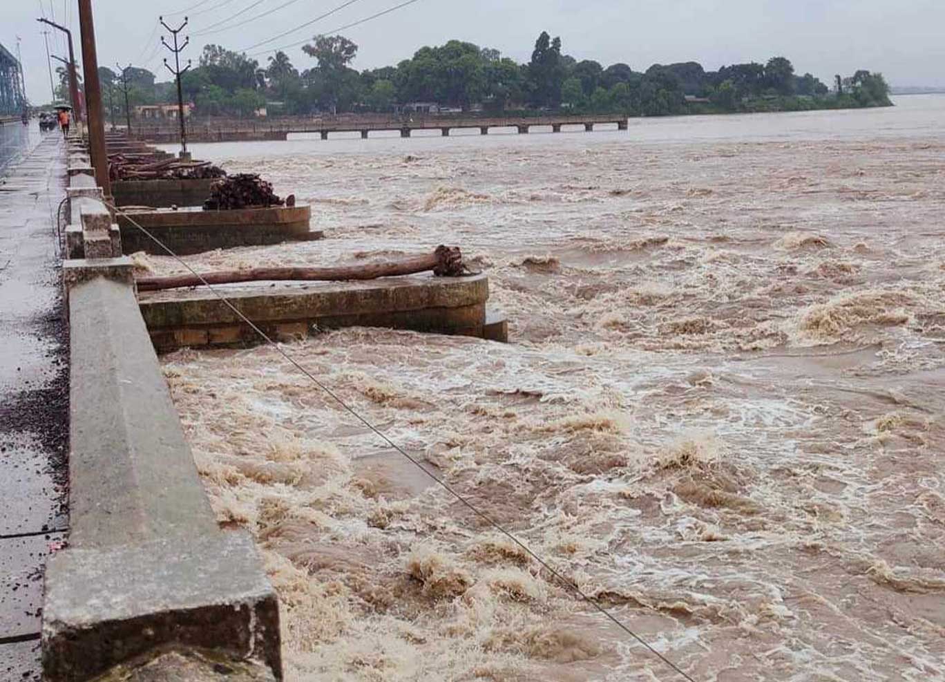 कोशीमा २५ वर्षयताकै ठूलो बाढी, ब्यारेजका सबै ढोका खाेलिए