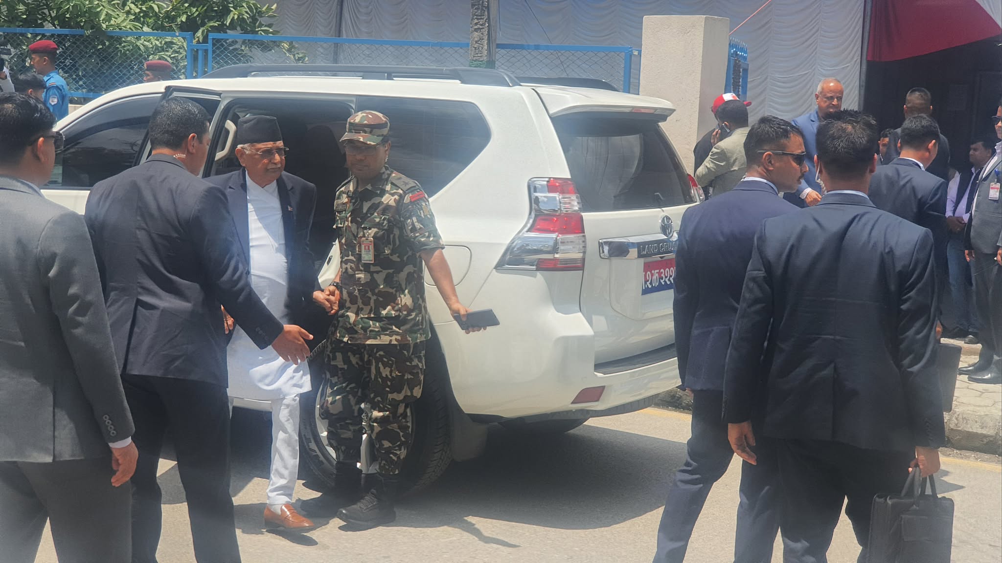 ३५ मिनेट ढिला गरी च्यासल आइपुगे ओली, एमाले केन्द्रीय कमिटीकाे बैठक सुरु