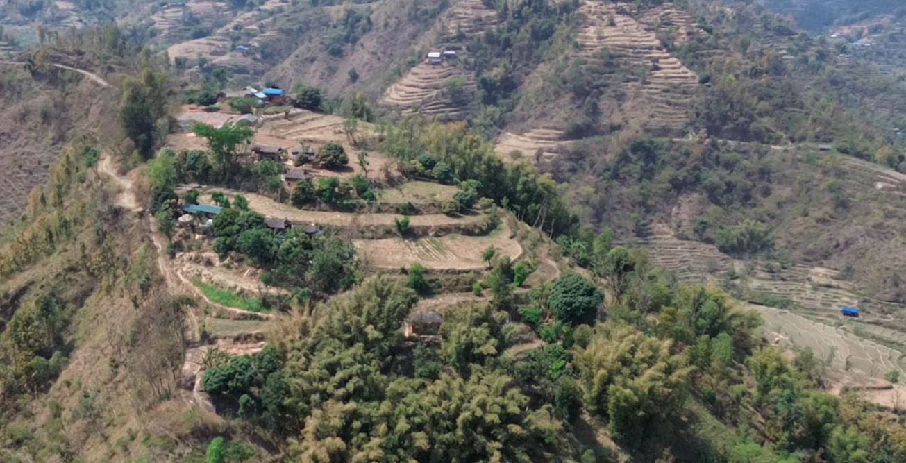तिल्केचौरमा जमिन फाटेर घर भत्किए, भएन पुनःस्थापना