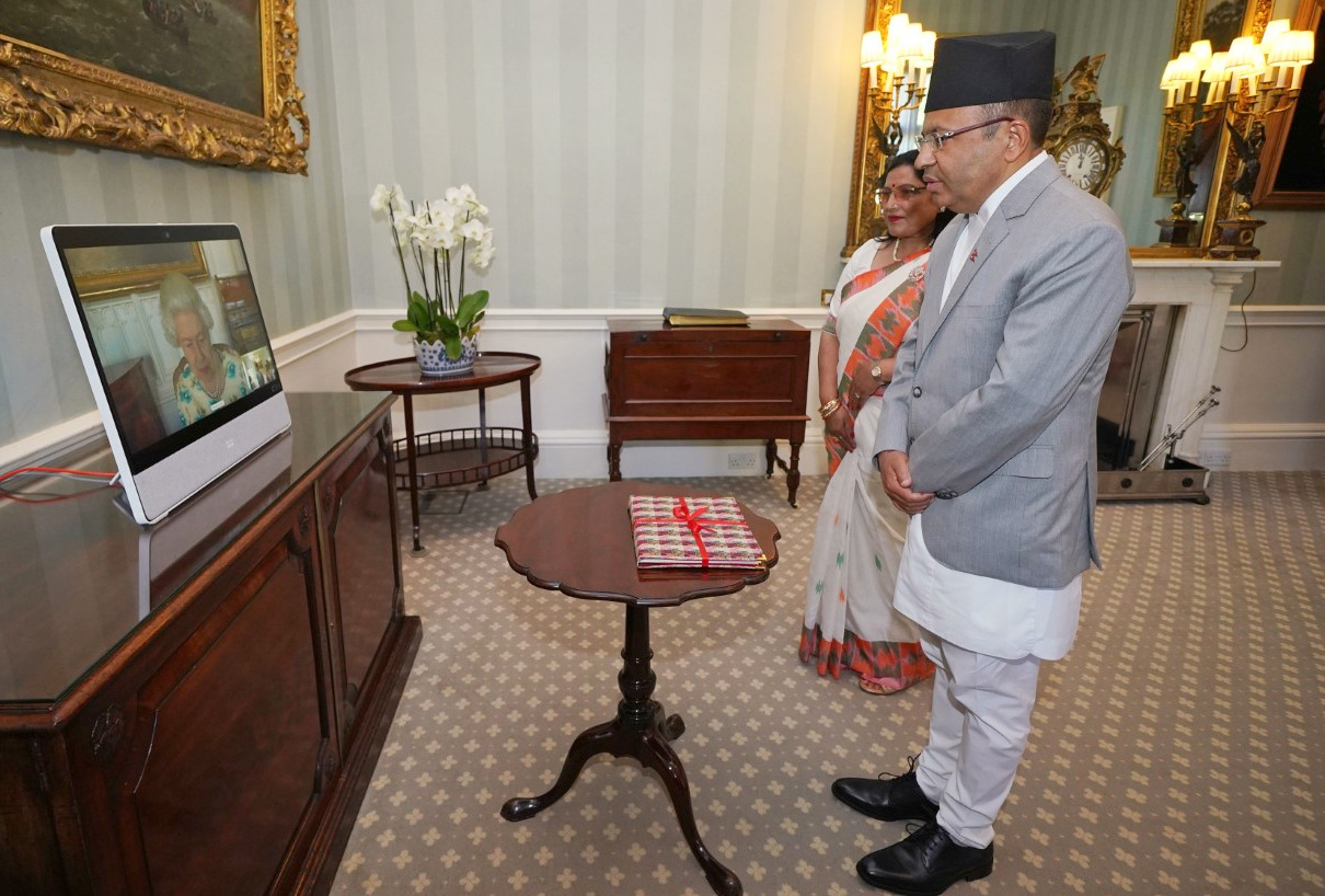 बेलायतका लागि नेपालका २१औँ राजदूत रेग्मीले महारानी एलिजावेथलाई बुझाए ओहोदाको प्रमाणपत्र