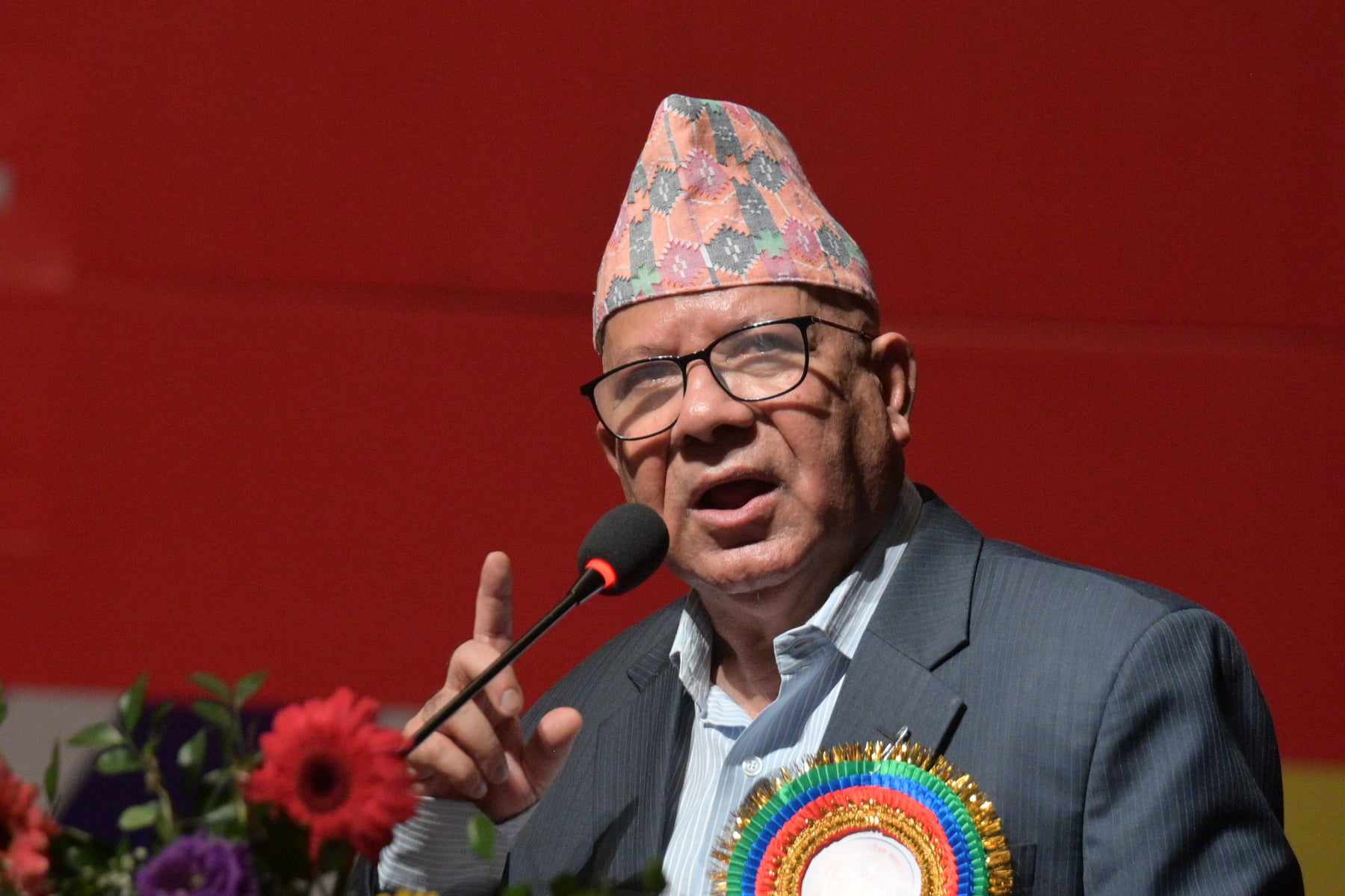 आरती लामाको प्रश्नमा झोँक्किँदै जुरुक्क उठेका माधव नेपाललाई कसले बसायो ? (भिडियो)