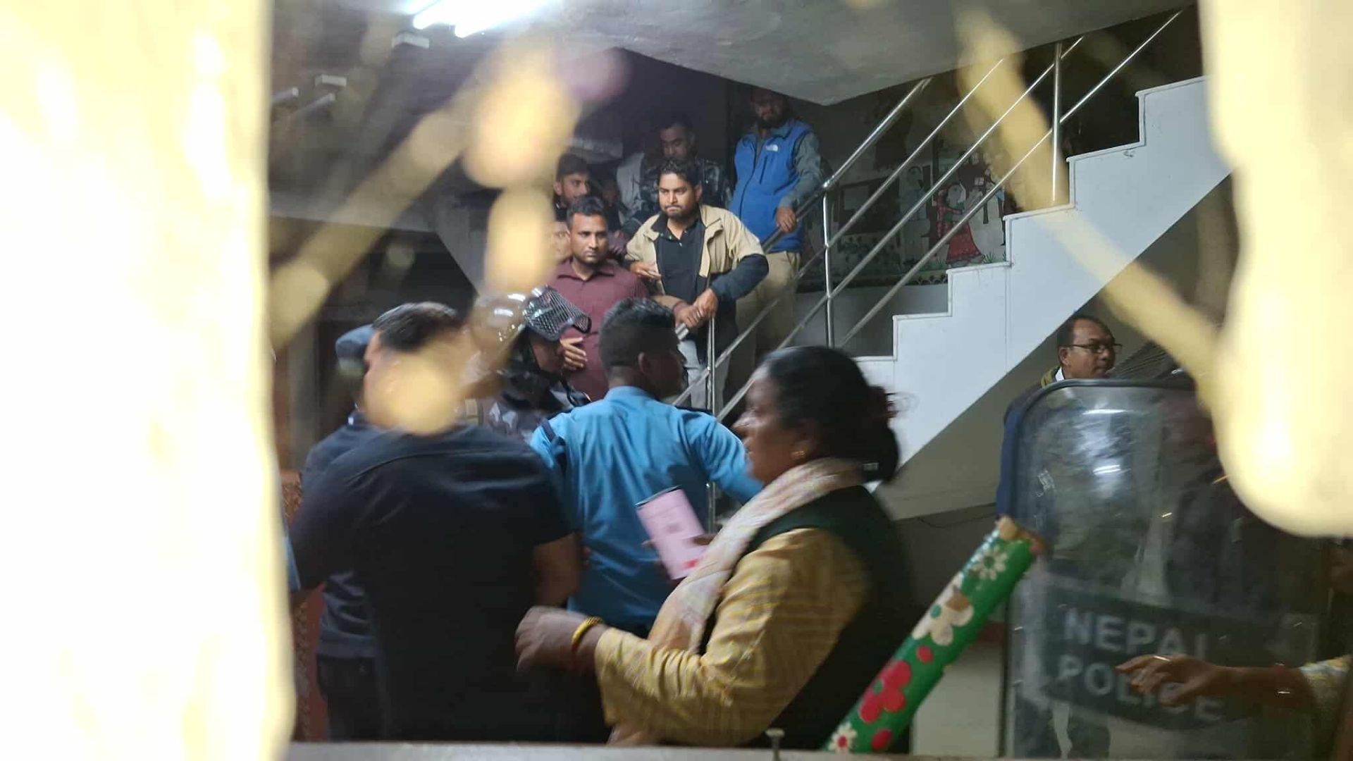 मधेश प्रदेशसभाभित्र थुनिएका सांसदहरू एक घण्टापछि निकालिए