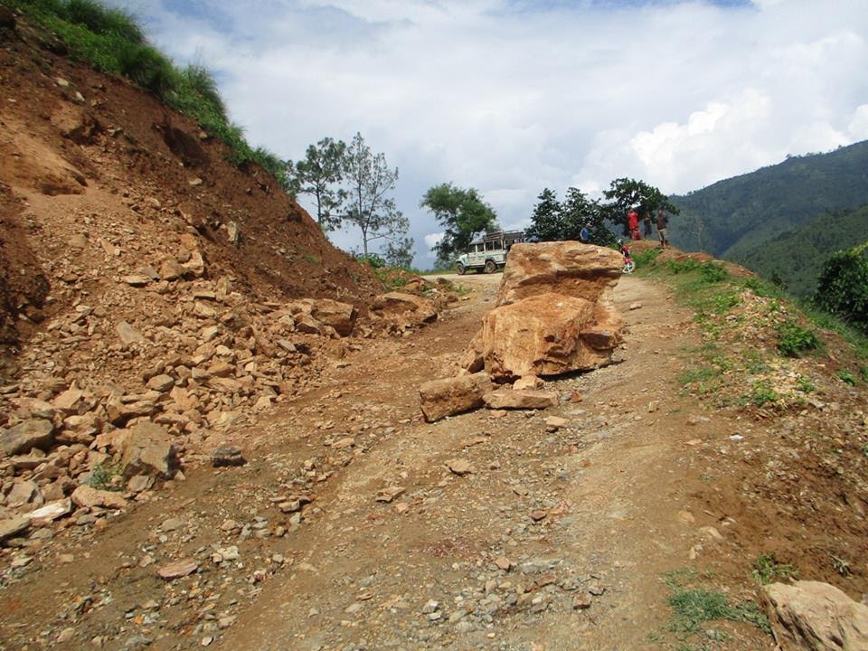 मध्यपहाडी पुष्पलाल लोकमार्ग अवरुद्ध