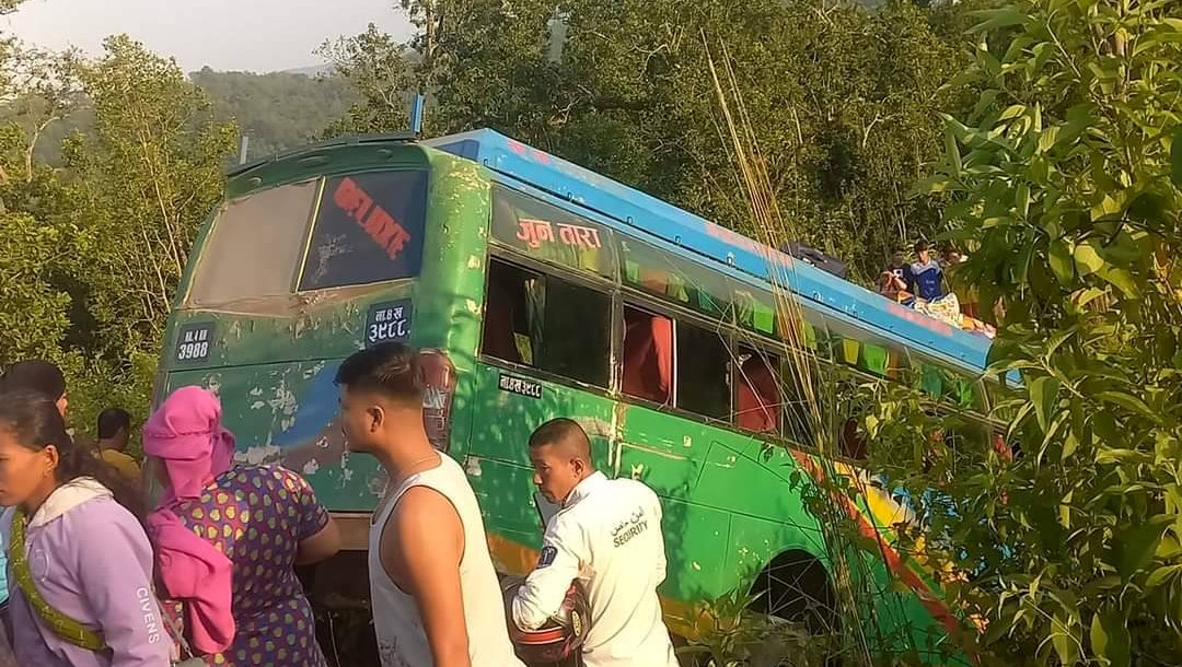 मकवानपुरको बकैयामा बस दुर्घटना, ५ जना गम्भीर घाइते