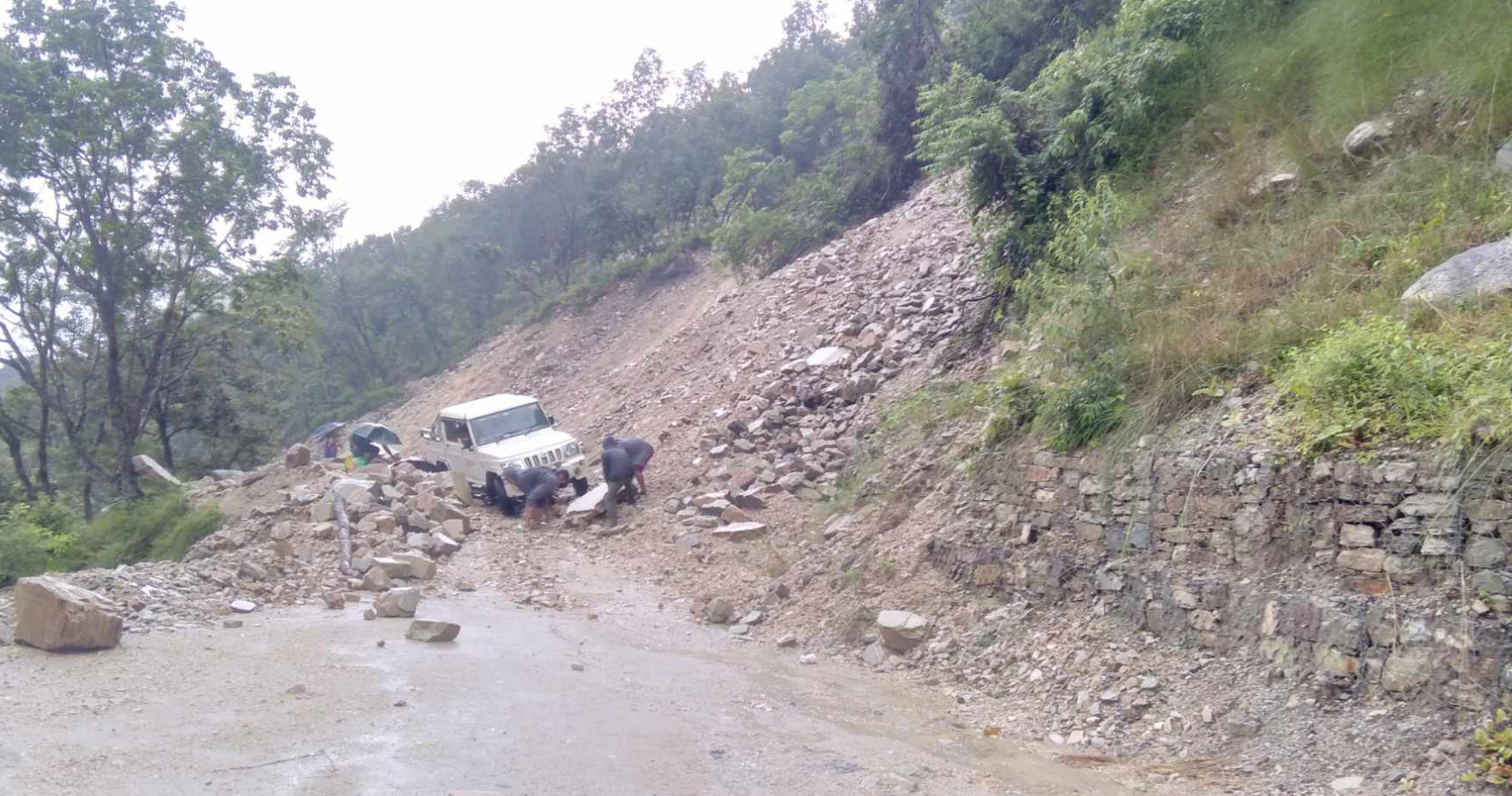पहिरोले बेनिघाट–आरुघाट सडकखण्ड अवरुद्ध