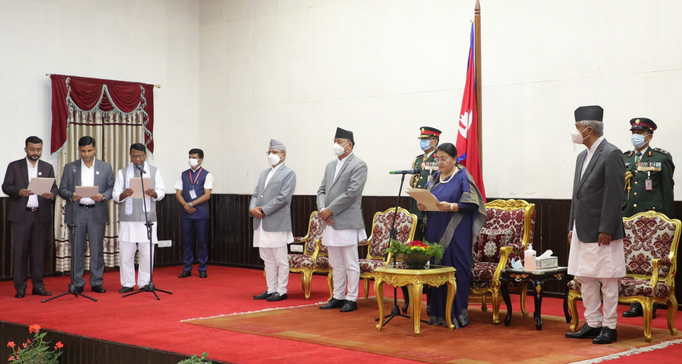 नवनियुक्त मन्त्रीले लिए शपथ
