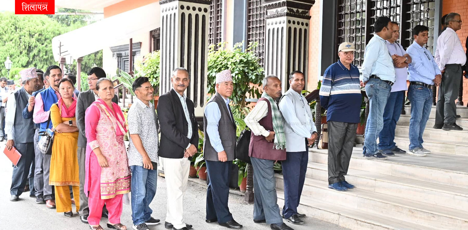 प्रज्ञा भवनमा भेला भए माओवादी नेताहरू, लाइन लागेर छिर्दैछन् बैठकस्थल (तस्वीरहरू)