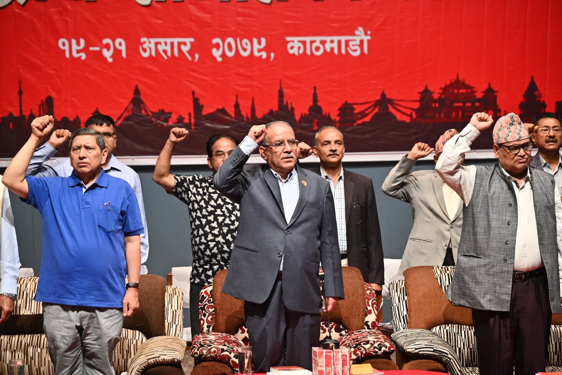 प्रचण्ड निवासमा भेला भए माओवादीका शीर्ष नेता, किन स्थगित भयाे कमलादी बैठक ?