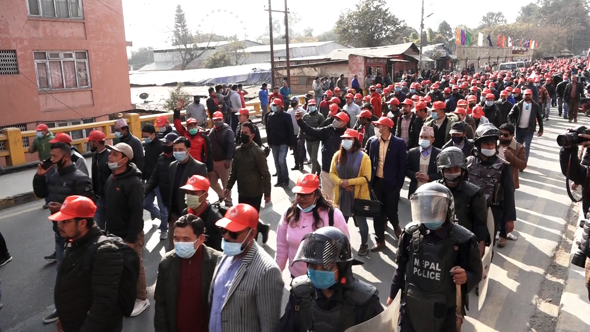 मार्चपासमा ओलीपक्षीय युवाको नारा : केपी ओली आई लभ यू [फोटो फिचर]