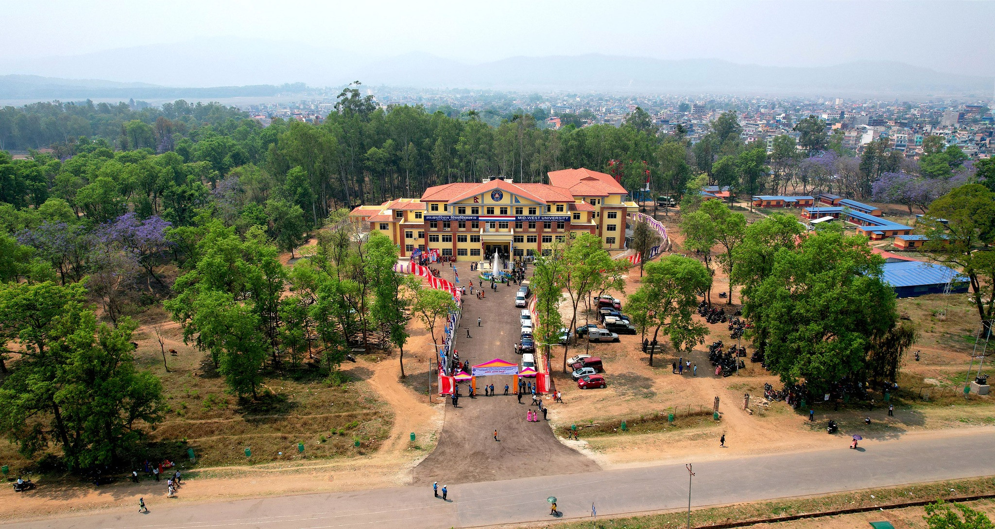 मध्यपश्चिम विश्वविद्यालयको चेतावनी- दुई दिनभित्र केन्द्रीय कार्यालयको ताला नखोले तोड्न बाध्य हुन्छौँ
