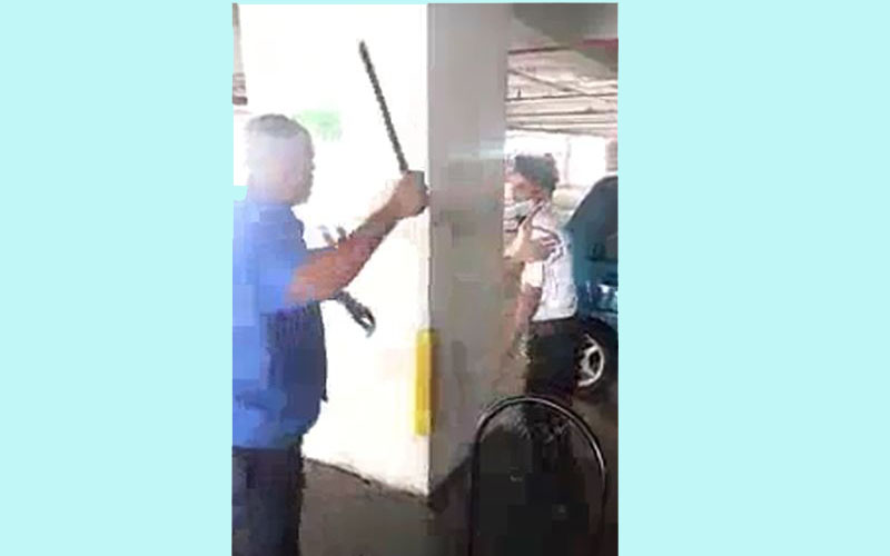 मलेसियामा सुरक्षा गार्डलाई कुटपिट गर्ने व्यक्ति पक्राउ, कुट्ने र कुटिने‍ दुवै अवैध