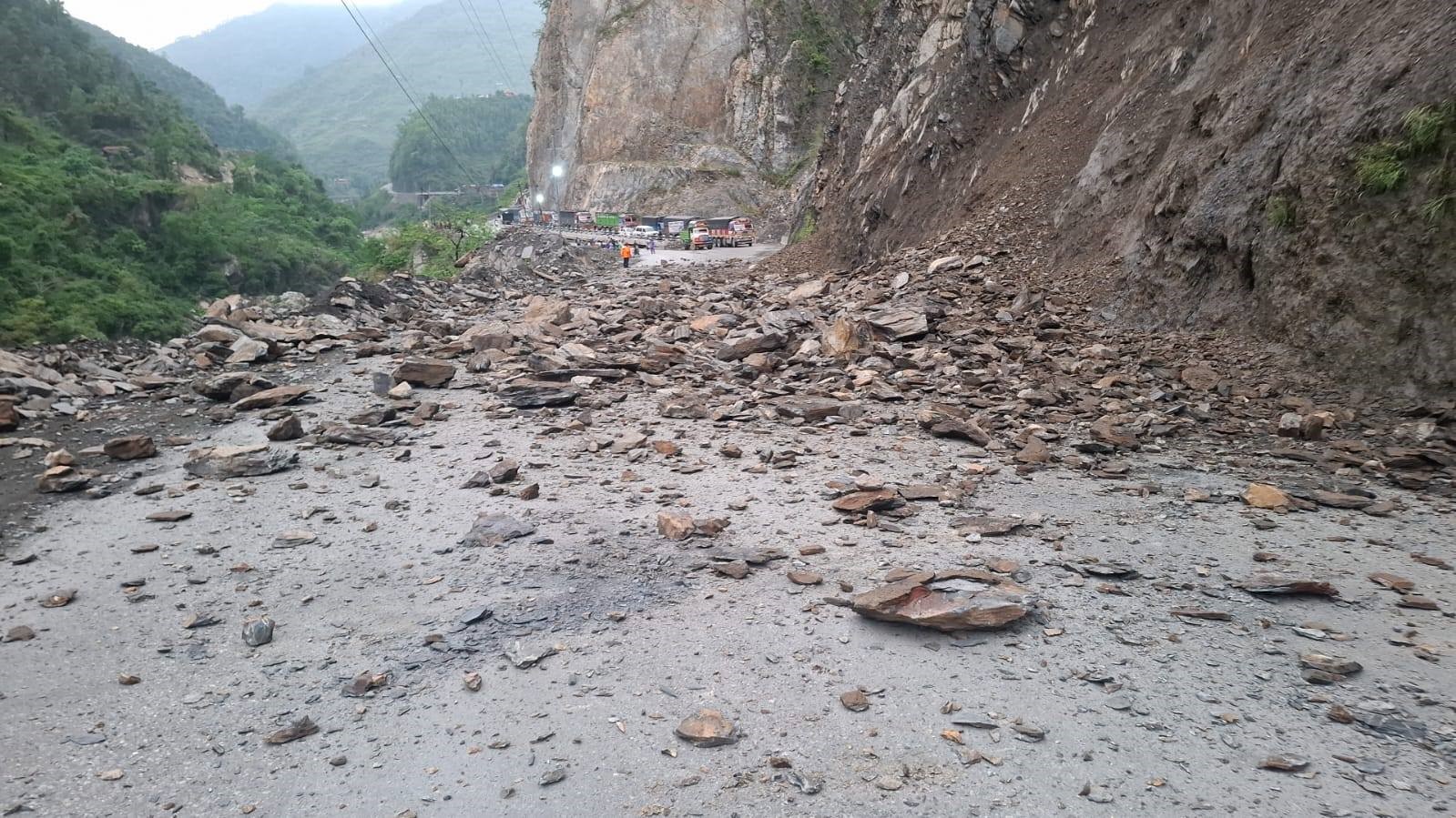तुइनखोलामा सुक्खा पहिरो, नारायणगढ–मुग्लिन सडक अवरुद्ध