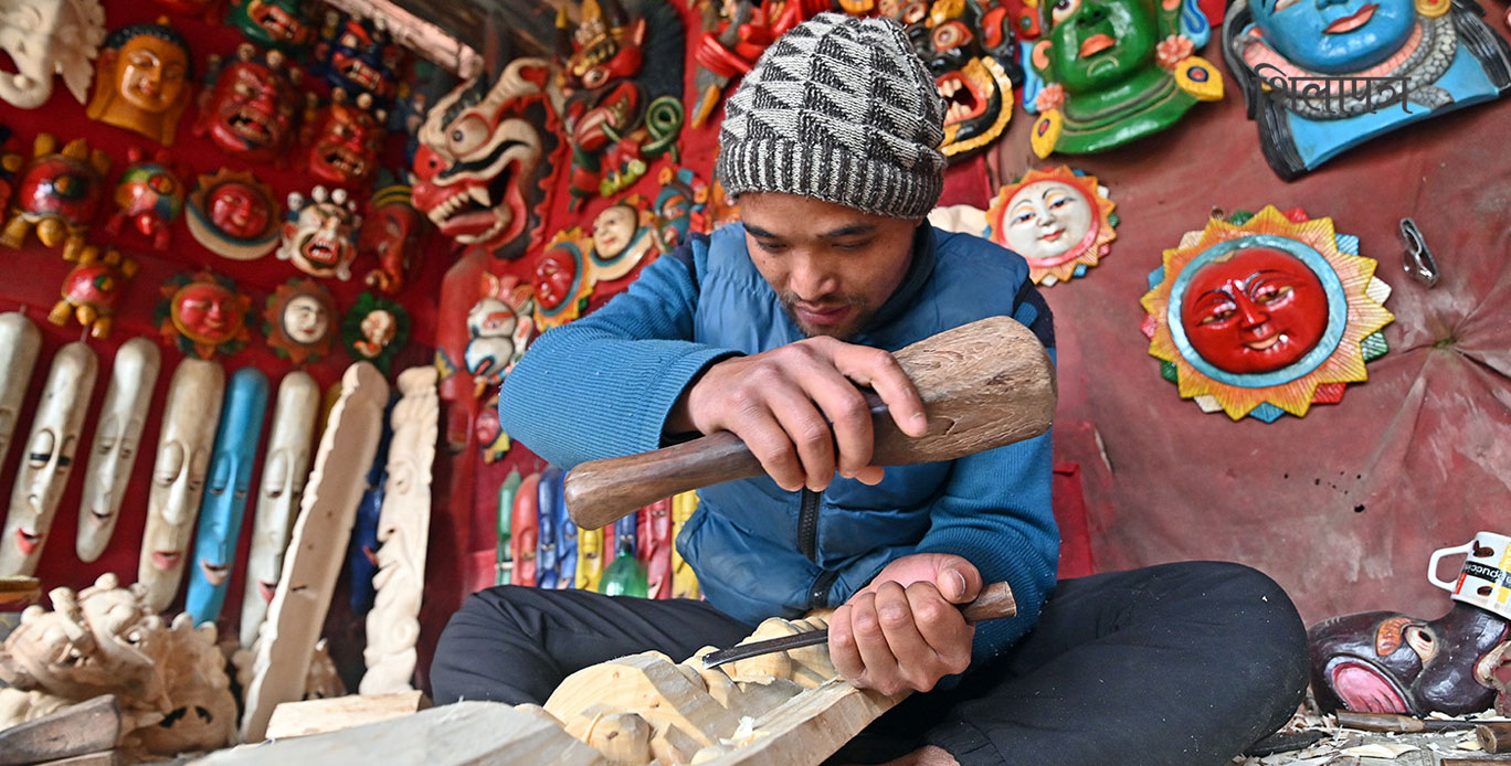 मूर्तिले पालिएको मान्छे : बुद्ध लामाको काष्ठकला