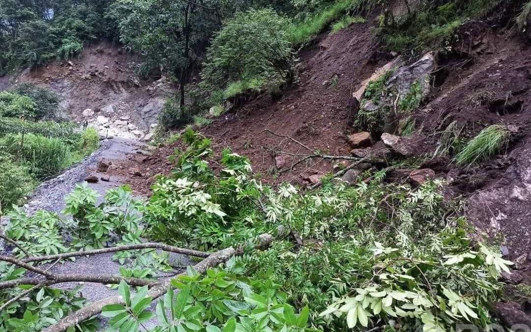 बेनी-दरबाङ सडक अवरुद्ध