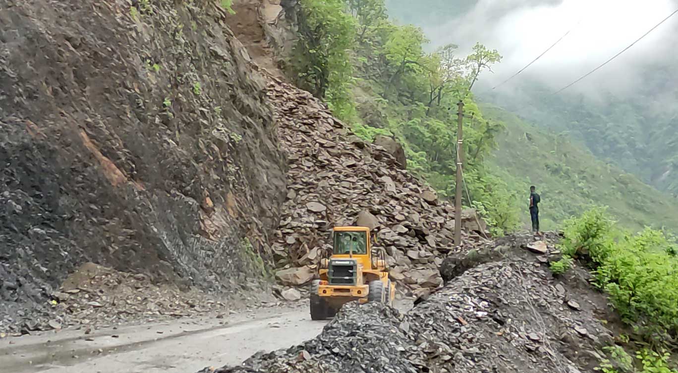 नारायणगढ–मुग्लिन सडक दुईतर्फी नै अवरुद्ध