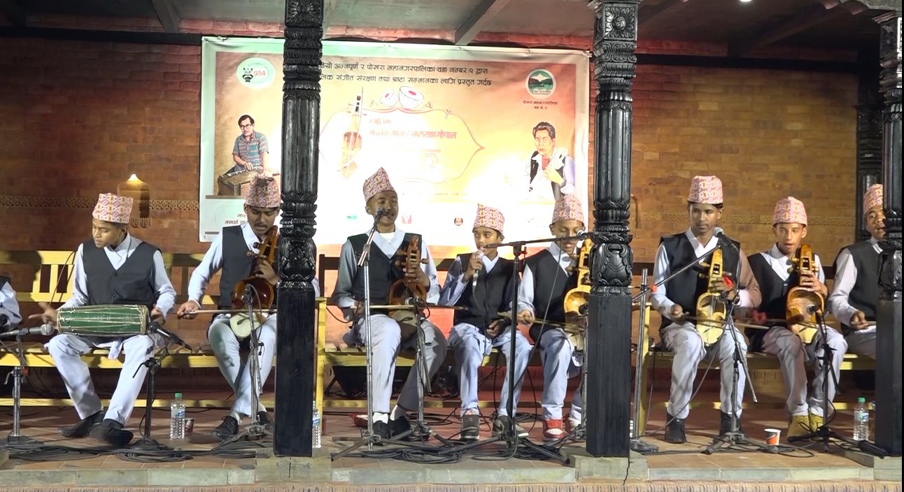 फल्चामा गुञ्जिए नारायणगोपाल र झलकमानका गीत