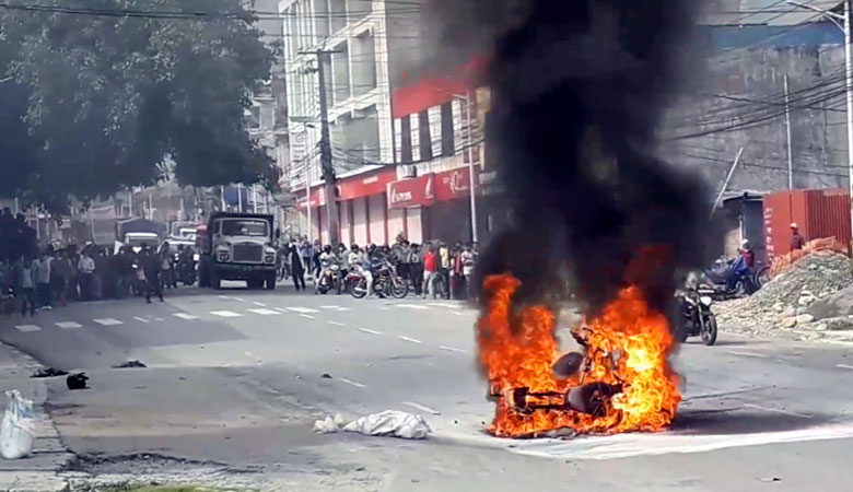 आपसमा ठाेक्किएका मोटरसाइकल जलेर ध्वस्त