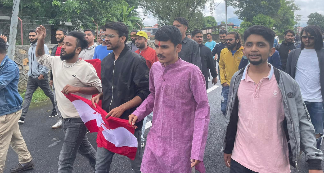 गण्डकीको सरकारविरुद्ध नेविसंघको प्रदर्शन- निर्णय फिर्ता नभए श्रीलंकामा जस्तै कोठामै पस्छौँ (भिडियो)