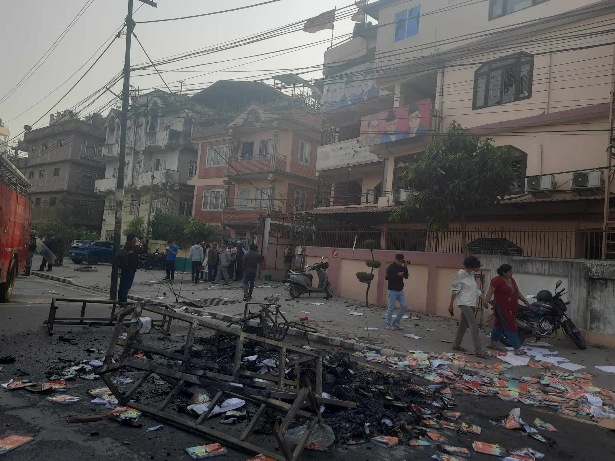 राजावादीहरूले यसरी गरेका थिए नेकपा एसको कार्यालयमा तोडफोड र आगजनी (तस्वीरहरू) 