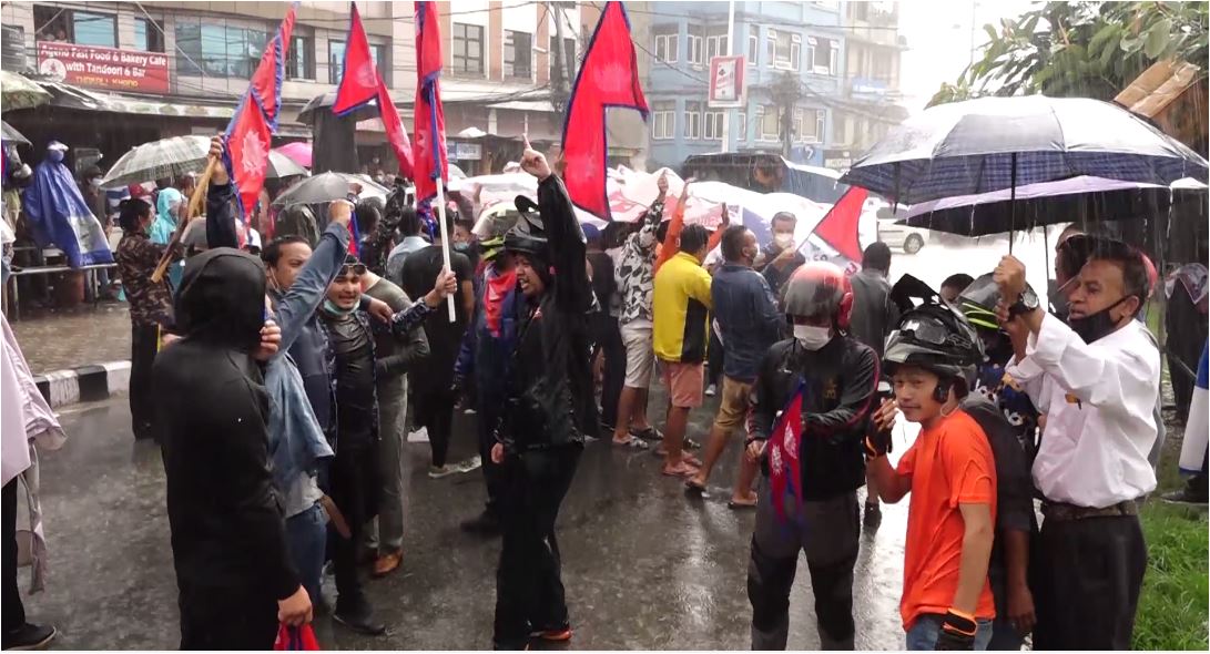 वर्षाको प्रवाह नगरी ओलीको समर्थनमा माइतीघरमा प्रदर्शन