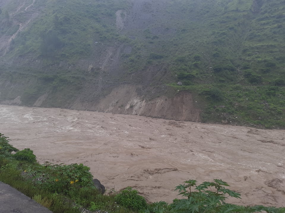 सेती नदीले बगायो जयपृथ्वी राजमार्ग, अझै बाढीको खतरा