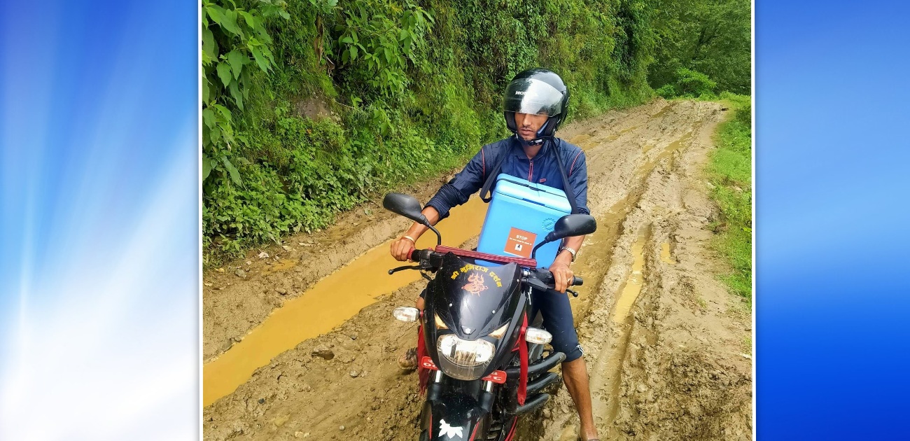 साहसी स्वास्थ्यकर्मी, जसले हिलाम्य सडक छिचोलेर बोक्दै छन् 'स्वाब'