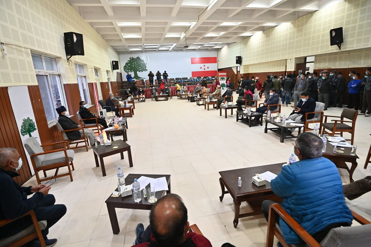 ओलीको कदमविरुद्ध संघर्ष गर्ने सर्वदलीय बैठकको निर्णय