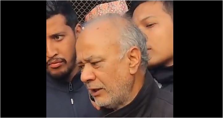 पेरिसडाँडा बैठकबाट बाहिरिँदै रघुजीले भने : प्रचण्ड-ओली मिलेर एकता जोगाउने सम्भावना खोज्नु राम्रो
