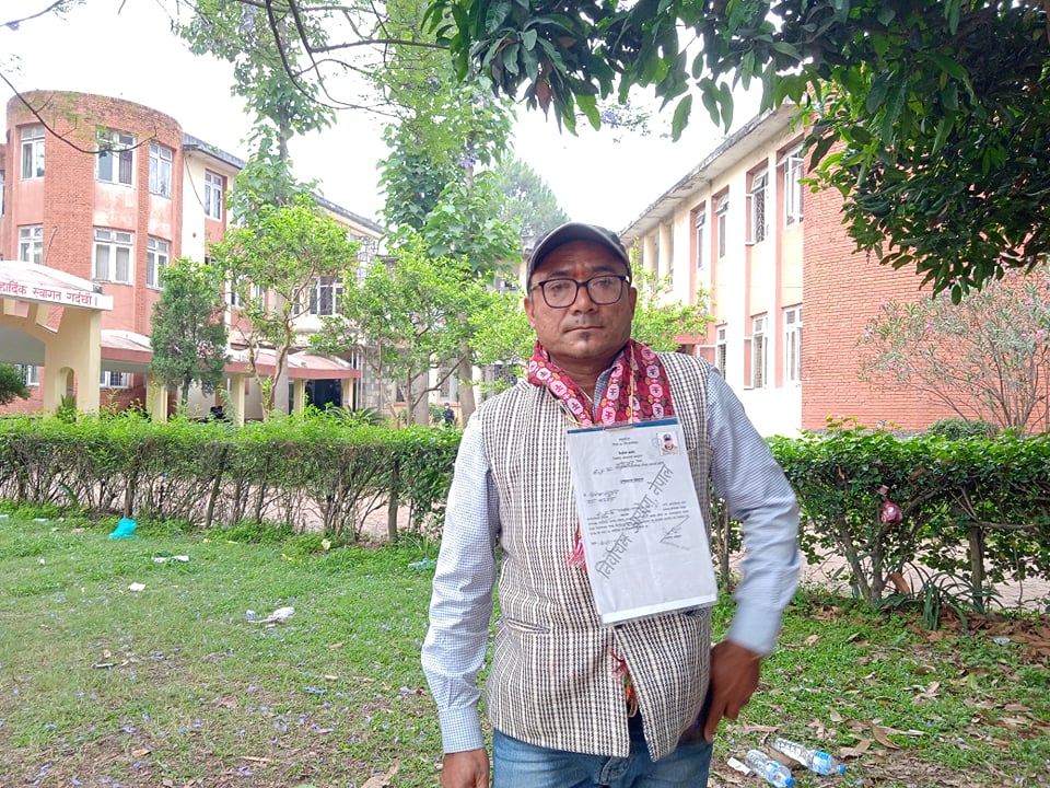 कांग्रेसले टिकट नदिएपछि स्वतन्त्र उठेका उनले कांग्रेसलाई नै तेब्बर बढी मतले हराइदिए