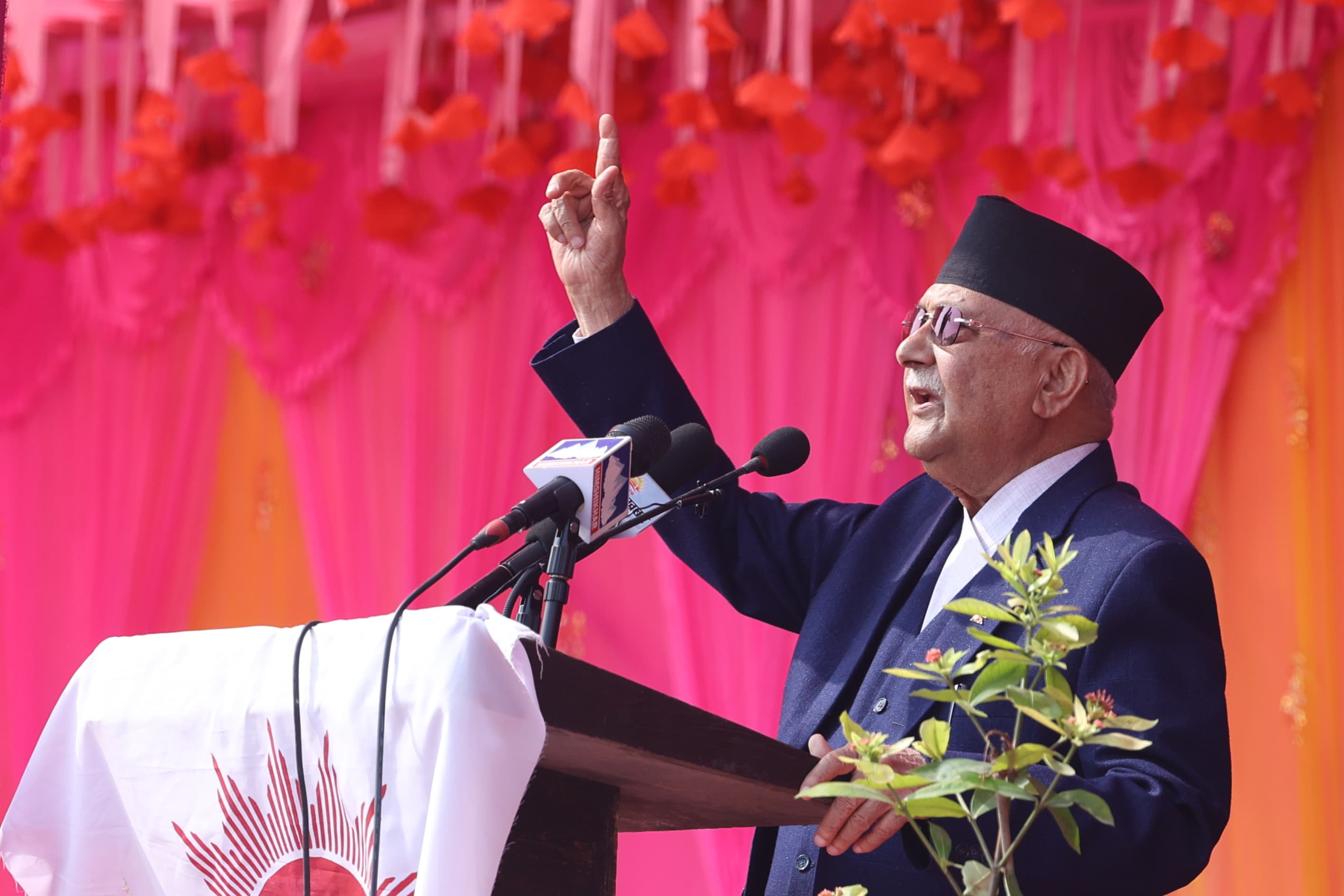 झापा पुगेर ओलीले भने– दुई–चार सडकछाप मान्छेहरू राजा फर्काउँछौँ भन्छन् 