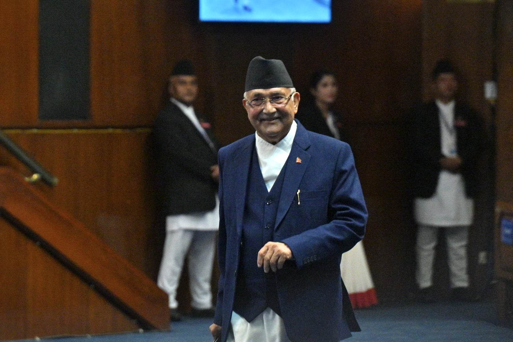 प्रधानमन्त्री ओलीलाई हिटलर हो ? भनेर प्रश्न सोध्ने पत्रकारको पास एक महिना रद्द 
