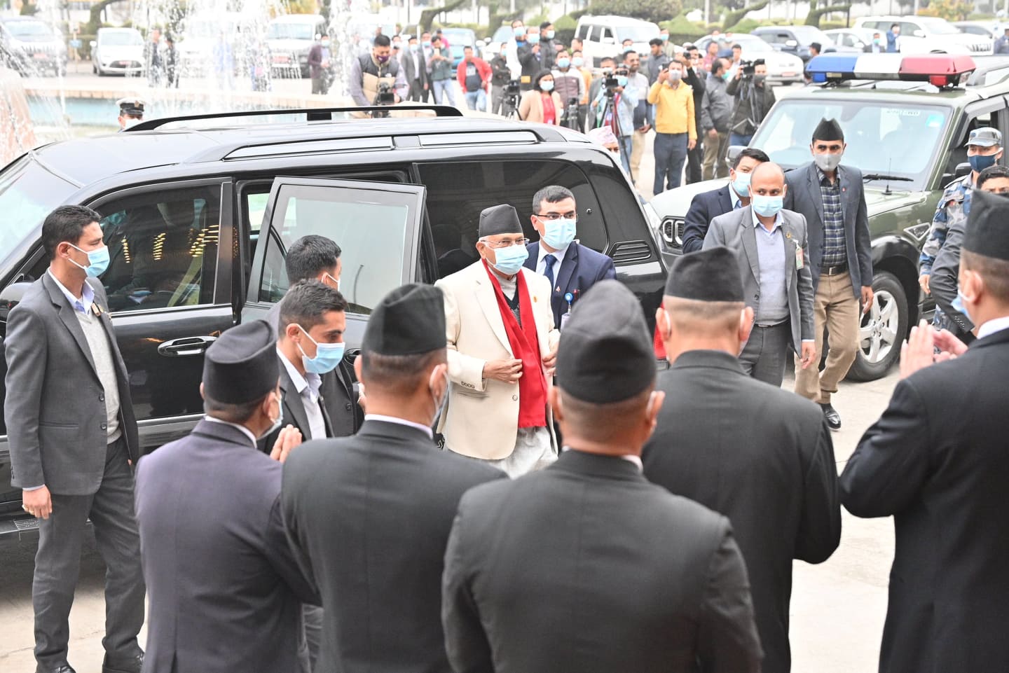 सभामुखले बैठक सुरु गर्न ढिलाइ गरेपछि संसद् भवनबाट बाहिरिए प्रधानमन्त्री ओली