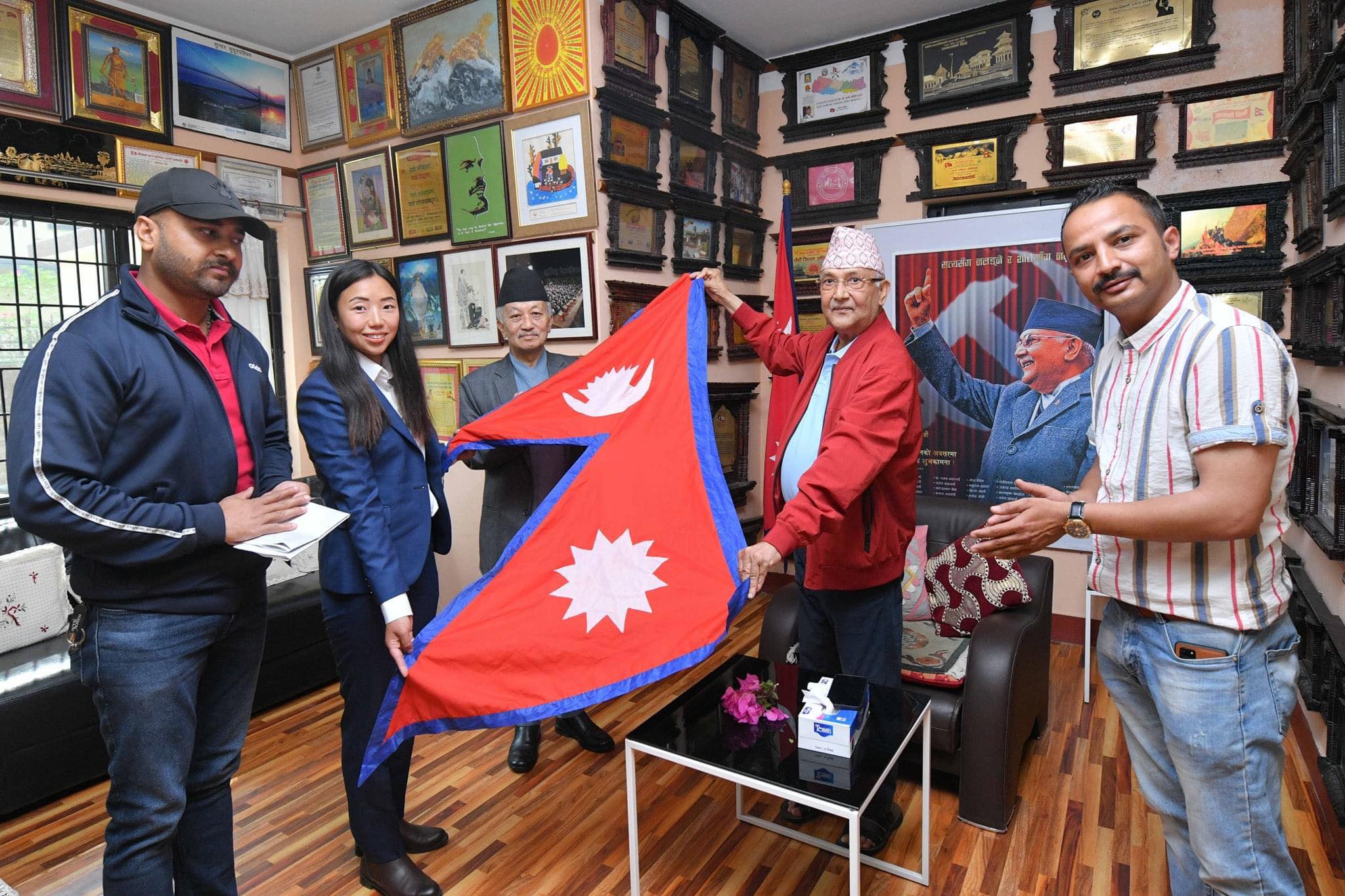 सगरमाथामा केपी ओलीको तस्वीर फहराइने