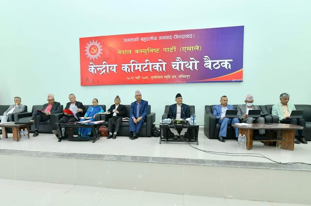 ओलीलाई भावी प्रधानमन्त्रीका रुपमा अगाडि सारेर चुनावमा होमिने एमालेको निर्णय 