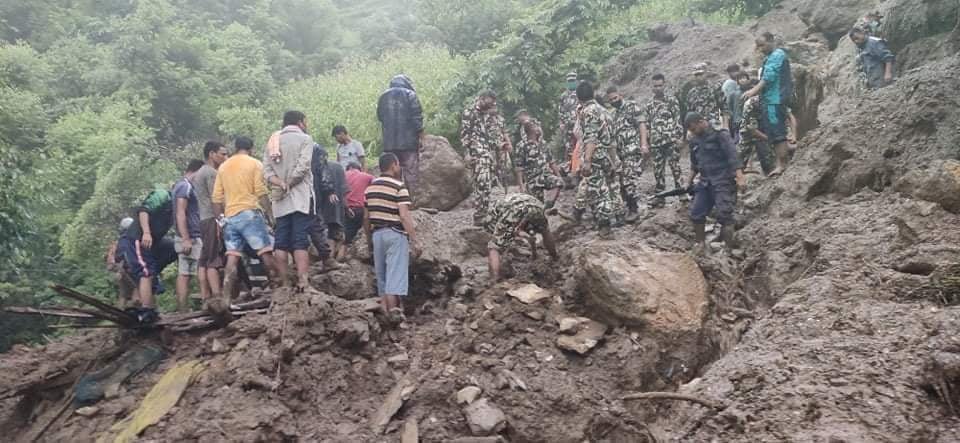 बझाङमा पहिरोले बगाउँदा २ बालक बेपत्ता, ४ जनाको सकुशल उद्धार