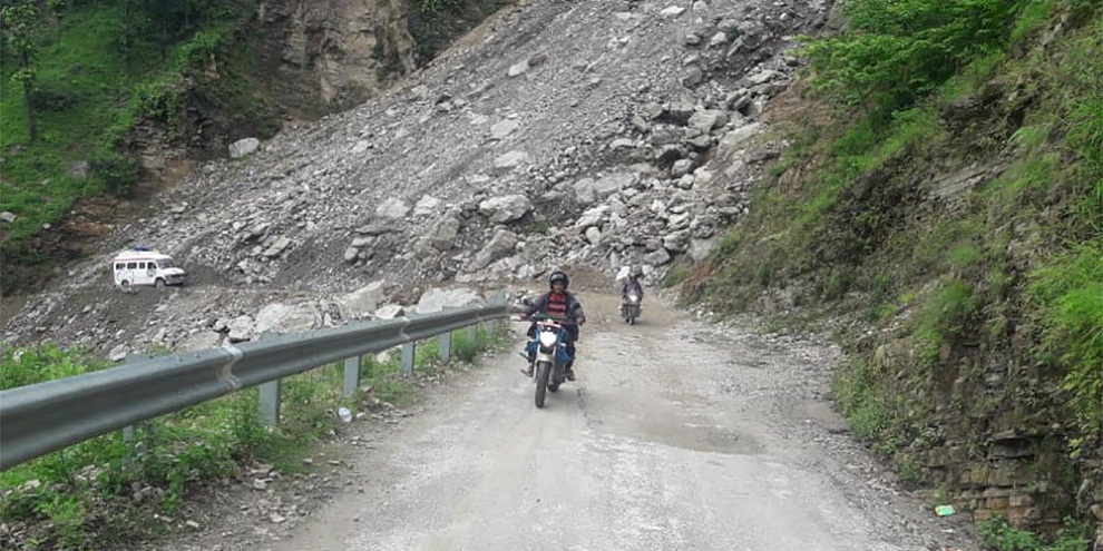 पहिरोले अवरुद्ध जयपृथ्वी राजमार्ग खुल्यो