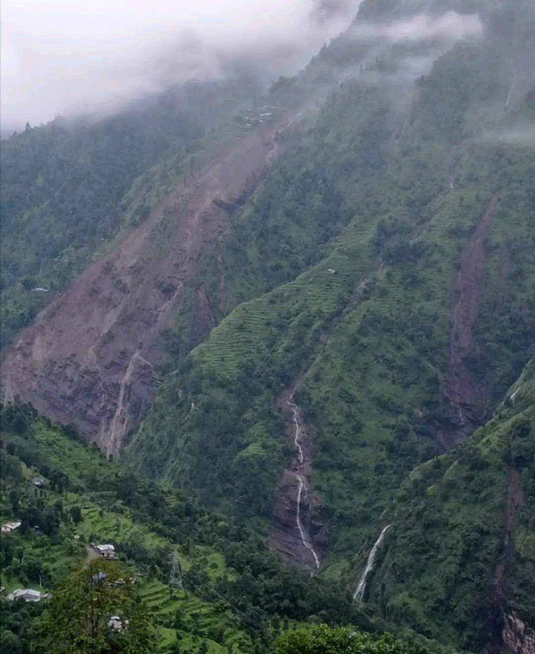 मकवानपुरमा पहिराेले घर बगाउँदा एक जनाको मृत्यु, तीन बालबालिकासहित ६ जना बेपत्ता