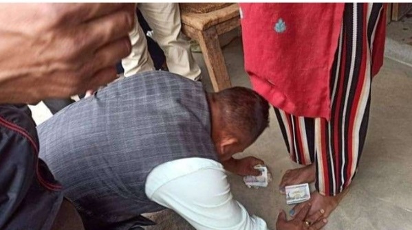 पैसा राखेर पाउ ढोगेका वडाअध्यक्षलाई निर्वाचन आयोगले साेध्याे– तपाईंलाई किन कारबाही नगर्ने ?