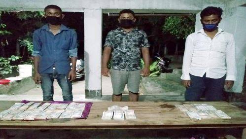 स्राेत नखुलाइएकाे १८ लाख रकमसहित ३ जना पक्राउ