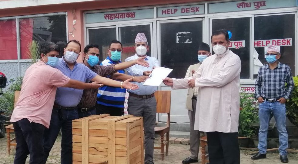 सहयोग जुटाएर किनेको पीसीआर मेसिन कोसी अस्पताललाई हस्तान्त्रण