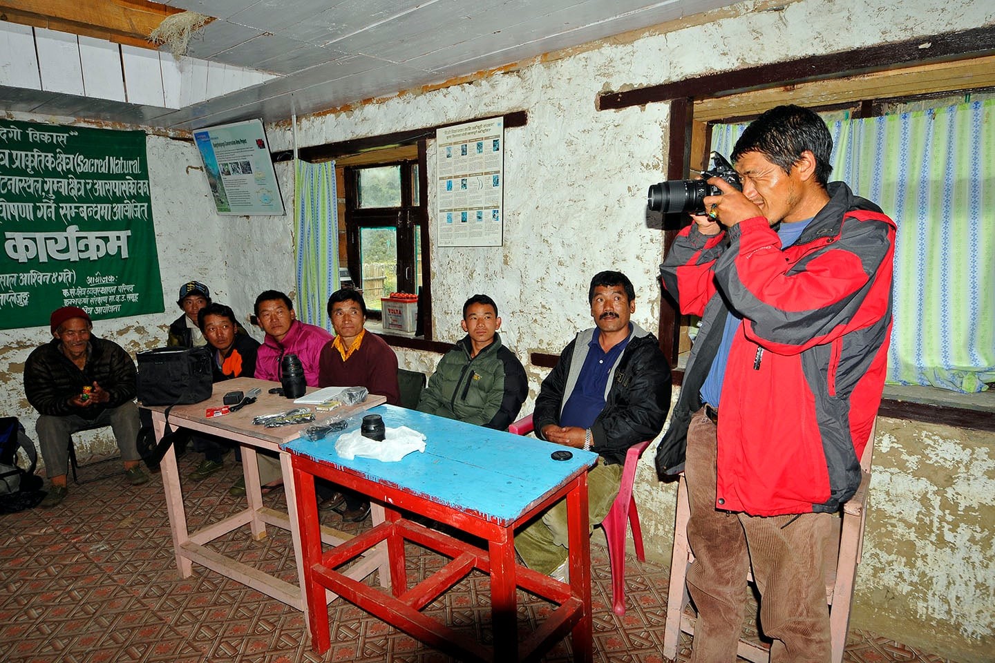  गुन्सामा फोटोग्राफीको तालिम लिँदै स्थानीयहरू