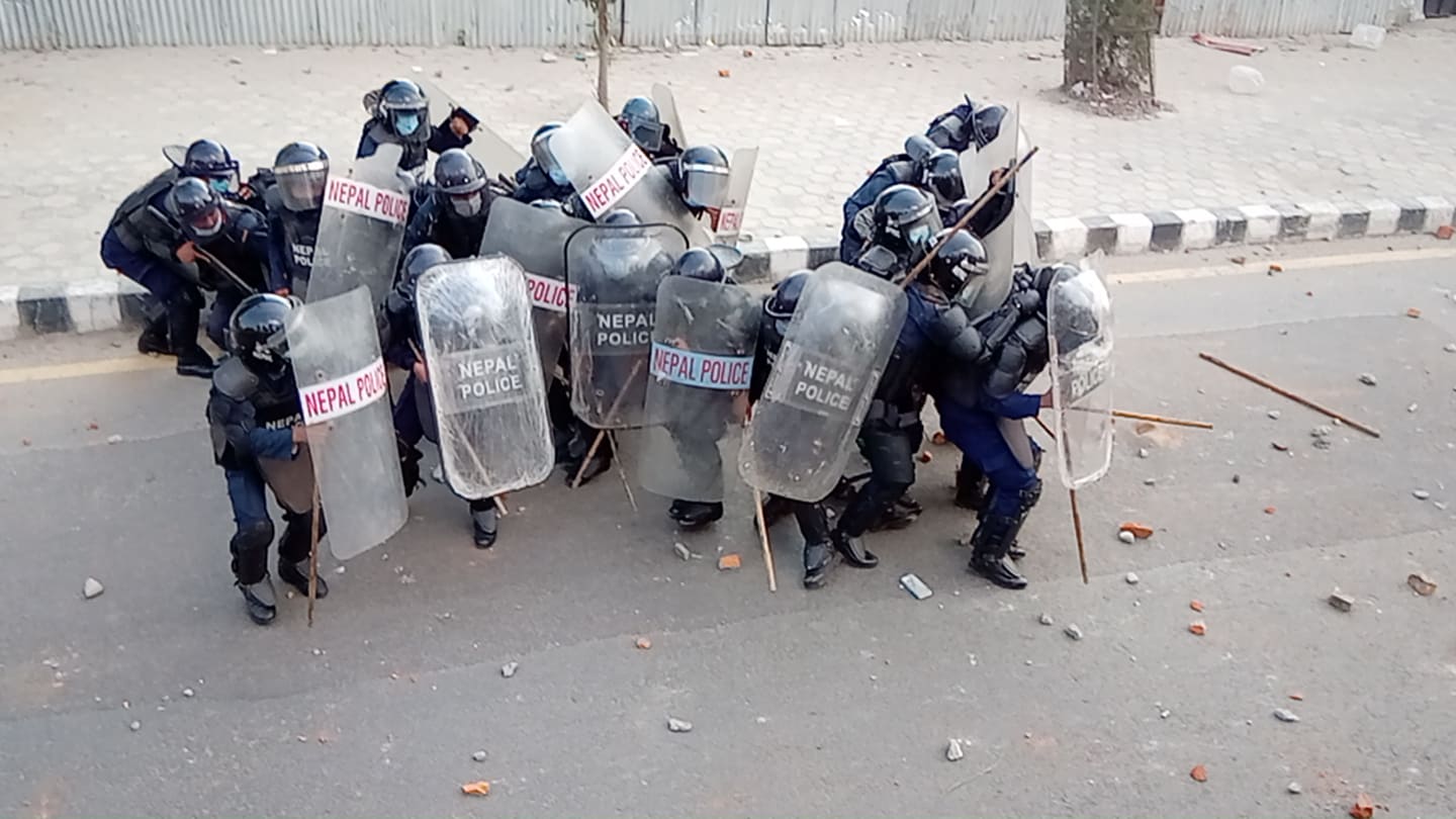 प्रहरीमाथि आन्दोलनकारीको ढुंगामुढा (भिडियो)