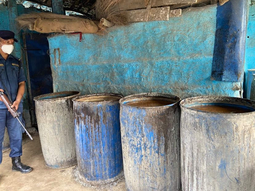 बरहथवा प्रहरीले गर्‍याे १० हजार लिटरभन्दा बढी अवैध घरेलु मदिरा नष्ट
