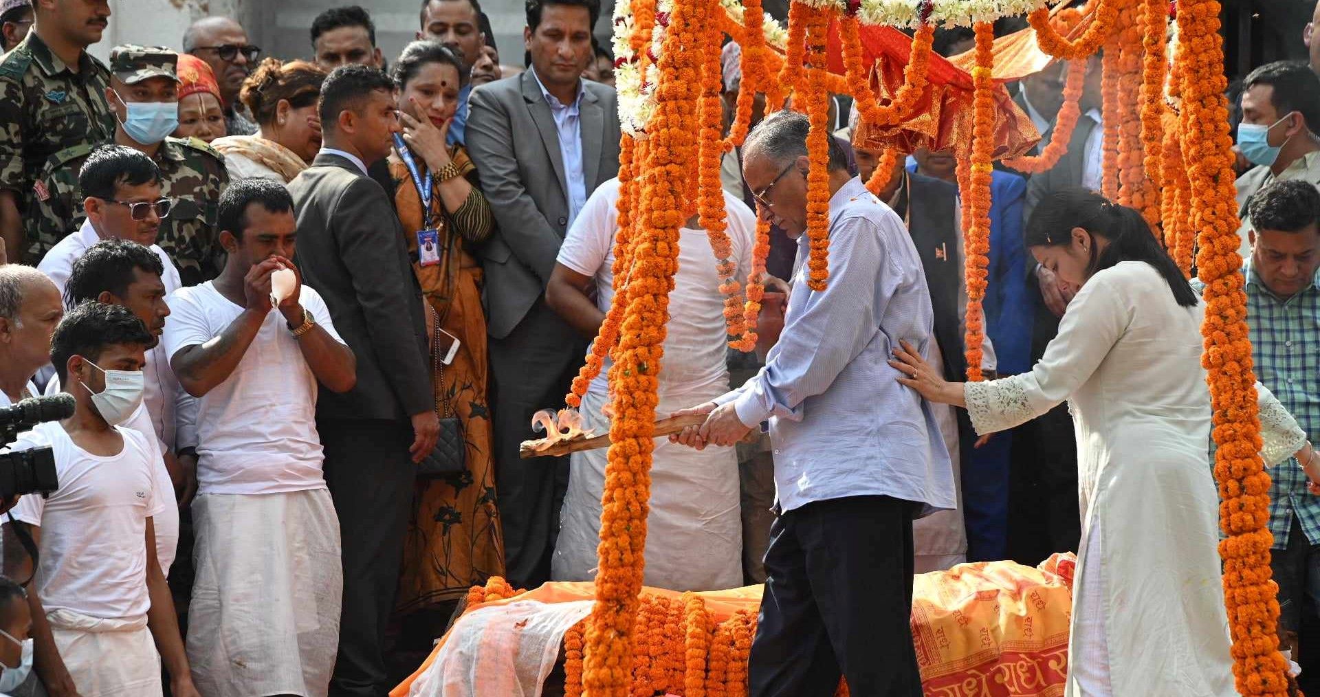 प्रचण्ड, रेनु र गंगाले दिए दागबत्ती