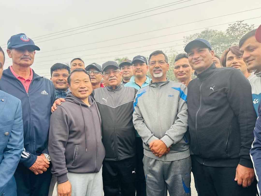 वर्षमान र जनार्दनलाई दायाँ-बायाँ राखेर प्रचण्डको 'मर्निङ वाक'