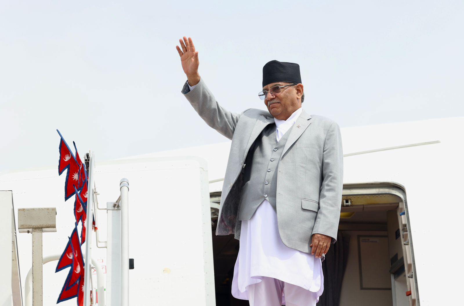 स्वदेश फर्किए प्रधानमन्त्री दाहाल