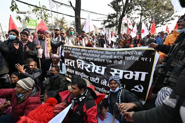 शक्ति प्रदर्शनका लागि भेला हुँदै नेकपाका नेता–कार्यकर्ता